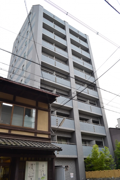 1.建物全体左から